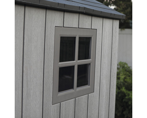 Detailansicht Fenster einer Gartenhütte