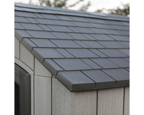 Detailaufnahme der Dachziegel und der Holzverkleidung eines Gartenhauses