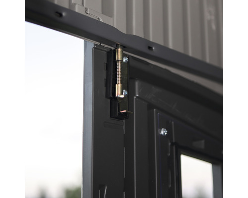 Detailaufnahme eines Riegels an einer Tür