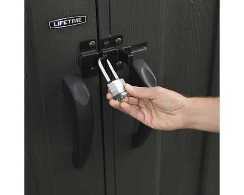 Eine Person sichert ein Gartenhaus mit einem Vorhängeschloss. Lifetime Logo.