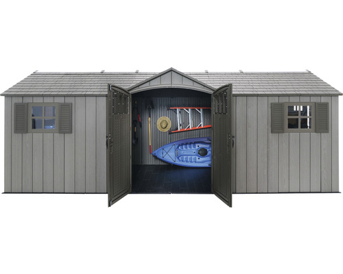 Geräumiger Geräteschuppen mit offenstehenden Doppeltüren, Fenstern und diversen Gartengeräten