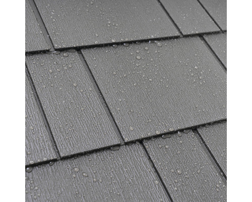 Nahaufnahme von Dachschindeln mit Wassertropfen