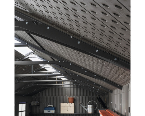 Innenansicht eines Gerätehauses mit Metalldach und Stahlrahmen