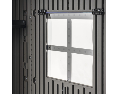 Nahaufnahme eines Fensters in einem Gartenhaus