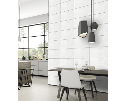 Heller Raum mit Essbereich, ausgestattet mit weißen Fliesen an der Wand