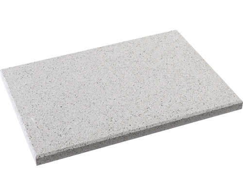Helle, rechteckige Betonplatte mit gesprenkelter Oberfläche