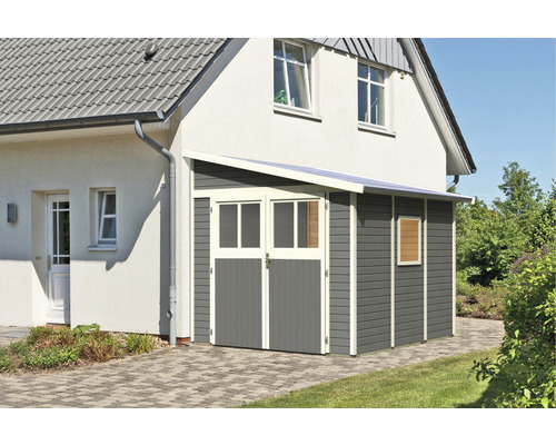Gerätehaus aus Holz mit Doppeltür und Vordach an einem Wohnhaus