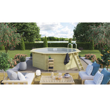 Garten mit Holzpool, Leiter und Gartenmöbeln auf einer Terrasse
