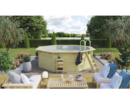 Garten mit Holzpool, Leiter und Gartenmöbeln auf einer Terrasse
