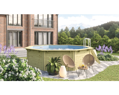 Achteckiger Holzpool mit Leiter im Garten
