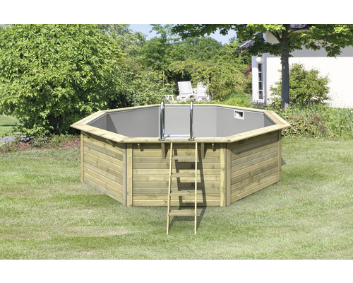 Holzpool mit Leiter im Garten