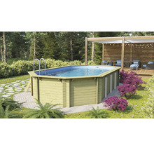 Holzpool mit Leiter in einem Garten mit Terrasse und Gartenmöbeln