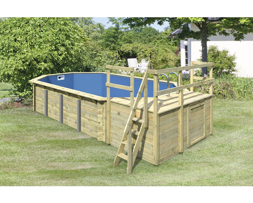 Aufstellpool mit Holzverkleidung, Leiter und Terrasse im Garten