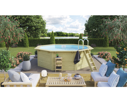 Gartenansicht mit Holzpool inklusive Leiter und Gartengarnitur auf einer Holzterrasse