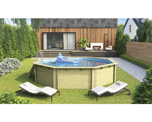 Holzpool im Garten mit Liegestühlen und Leiter