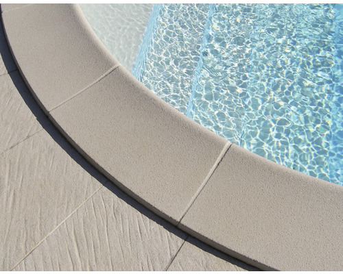 Nahaufnahme von Beckenrandsteinen und Poolwasser