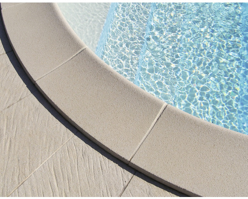 Poolrandsteine aus Stein und Poolwasser