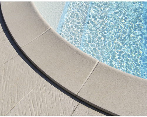 Poolumrandung aus Stein mit angrenzenden Terrassenplatten