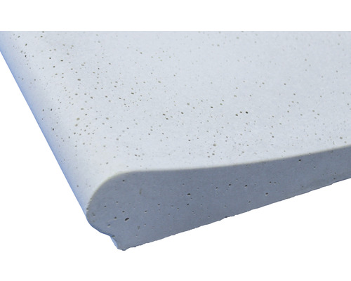 Detailaufnahme einer Beckenrandplatte mit abgerundeten Kanten