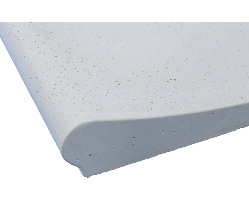 Detailansicht einer Fensterbank aus Beton mit abgerundeter Kante