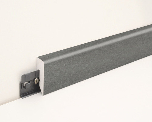 Sockelleiste aus Kunststoff mit Befestigungsclip zur Wandmontage