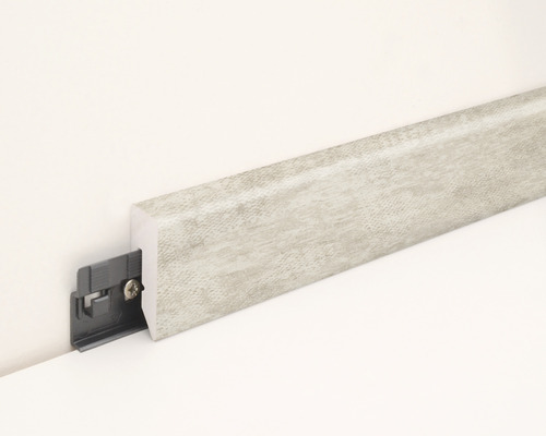 Sockelleiste mit Befestigungsclip an einer Wand