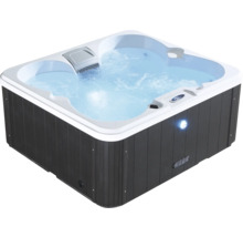 Quadratischer Whirlpool mit Wasser und grauer Verkleidung