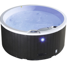 Runder Whirlpool gefüllt mit Wasser
