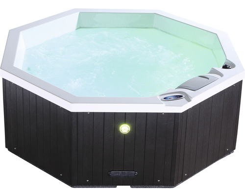 Achteckiger Whirlpool gefüllt mit Wasser