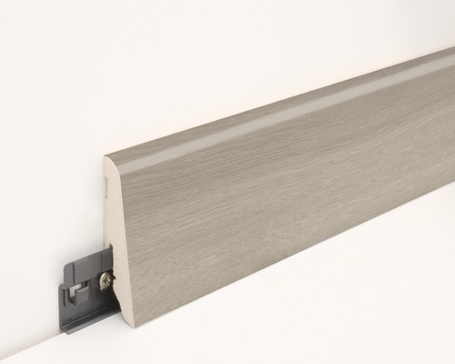 Sockelleiste aus Holz mit Befestigungsclip an der Wand