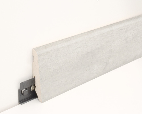 Sockelleiste aus Holz mit Befestigungsclip an einer Wand