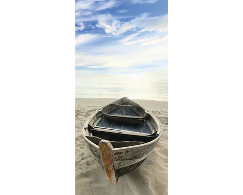 Ein kleines Boot liegt am Sandstrand.