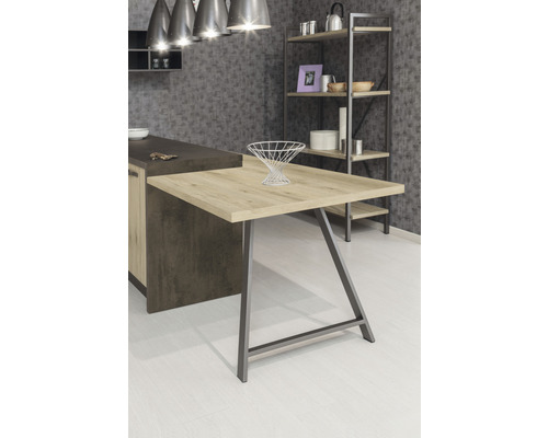 Küchenszene mit Tresen, Tisch und Regal