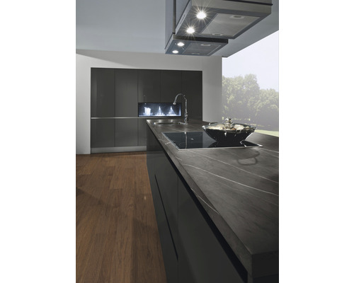 Moderne Küche mit Kochinsel, Dunstabzugshaube und Holzboden