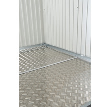 Blick in ein Gerätehaus mit Bodenplatte aus Riffelblech und Wandverkleidung aus Metall