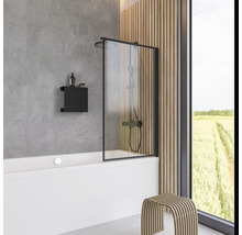 Modernes Badezimmer mit Badewanne, Duschabtrennung, Wandregal und Hocker