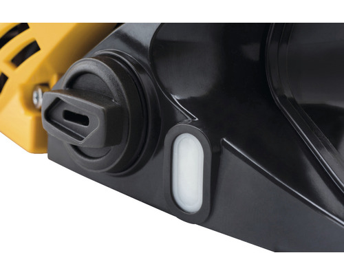 Detailansicht einer Kettensäge mit Öltankdeckel und Füllstandsanzeige