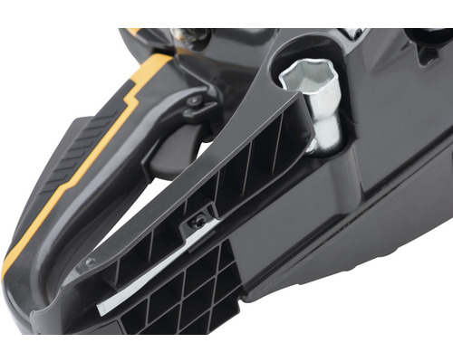 Detailansicht einer Kettensäge mit Werkzeugaufbewahrung