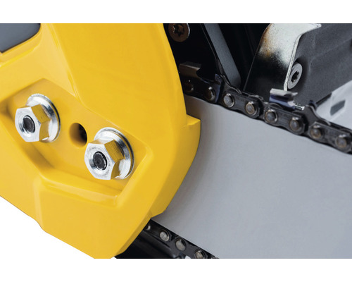 Detailansicht einer Kettensäge mit gelber Abdeckung und Kette