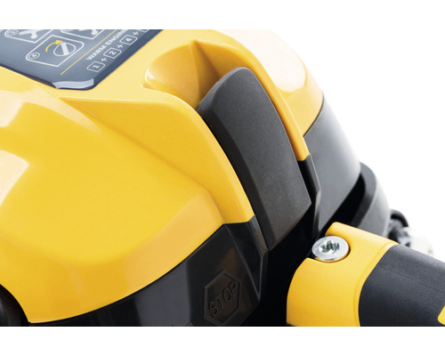 Detailansicht eines gelben und schwarzen Gartengeräts mit Bedienelementen