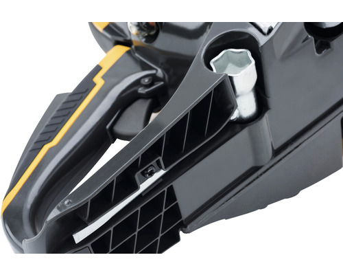 Detailansicht einer Kettensäge mit Fokus auf Handgriff und Bedienelemente.