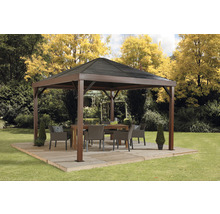 Gartenszene mit Pavillon, Tisch und Stühlen auf einer Holzterrasse