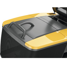 Detailansicht eines Rasentraktors mit Fangkorb