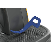 Detailansicht eines Rasentraktors mit blauem Hebel