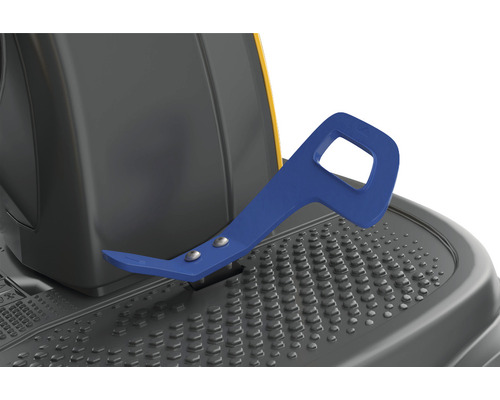 Detailansicht eines Rasentraktors mit blauem Hebel