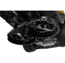 Nahaufnahme des Mähdecks eines Rasentraktors mit zwei Messern