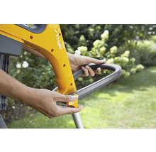 Person hält Heckenschere im Garten