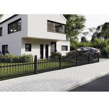Modernes Haus mit Metallzaun zur Straßenseite