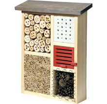 Insektenhotel aus Holz mit verschiedenen Füllmaterialien wie Holzscheiben, Bambusrohren und Tannenzapfen