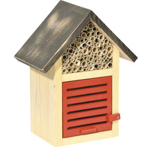Insektenhotel aus Holz mit Röhren und einer verschließbaren Tür